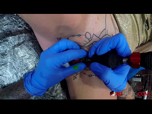❤️ Extremamente tatuada, a brasa Sully Savage fez uma tatuagem em seu clítoris Sexo vídeo em nós pt-br.mailkassa.ru